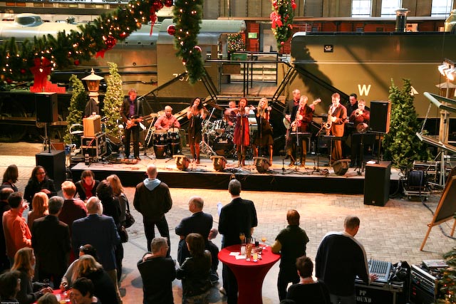 Coverband Nokiddin bij het Spoorwegmuseum Utrecht